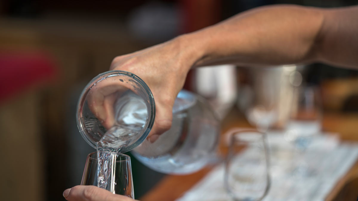 Acqua filtrata: in caraffa o in bottiglia?